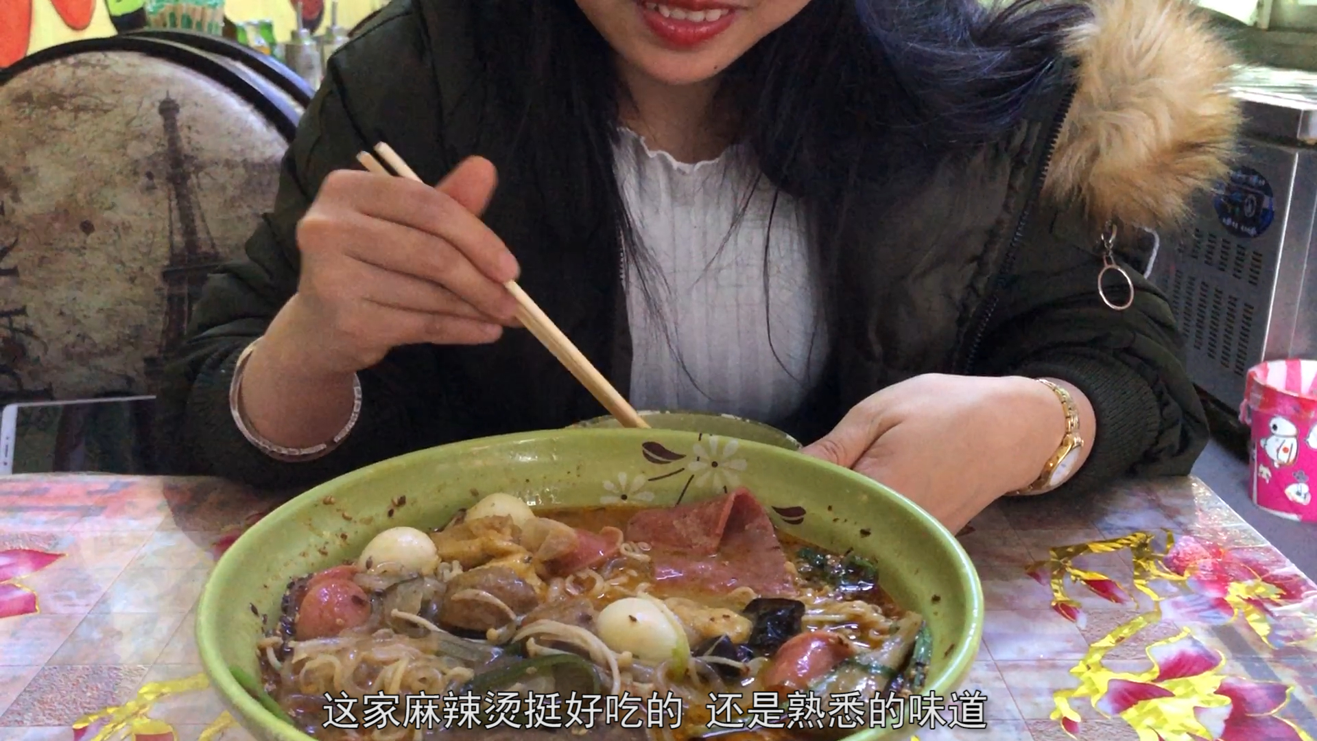 天气太冷了,七七带小婉去吃麻辣烫暖暖身,还是熟悉的味道